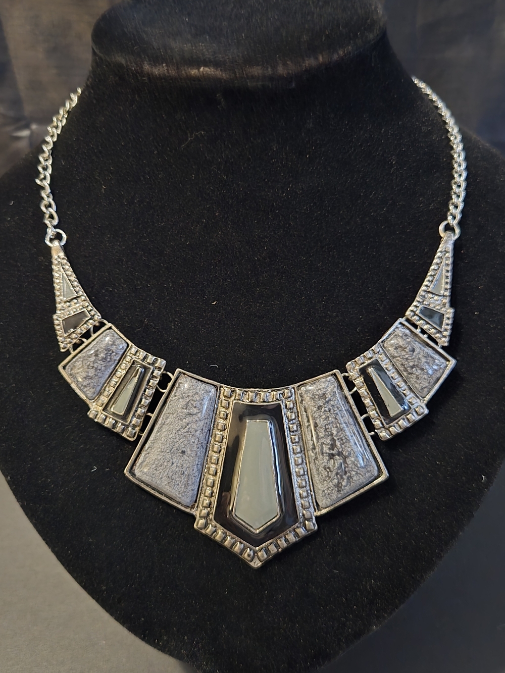 ✨ Silver-Tone Art Deco Style Statement Costume Necklace